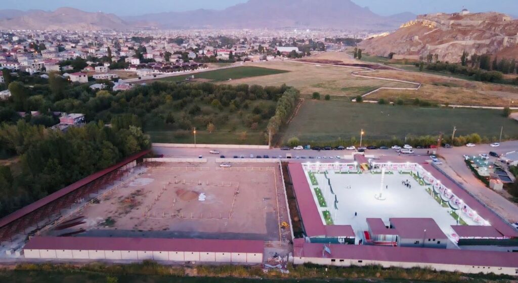 Van’a 40 milyon TL yatırımla 15 dönümlük arazi üzerine 2.500 kişilik kapasitesi olarak kurulan Green Palas Düğün ve Davet Salonu açıldı.